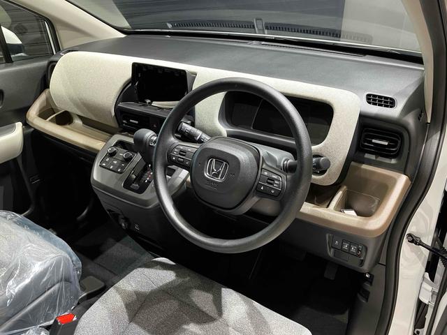 フリード ｅ：ＨＥＶエアー　クリアランスソナー　オートクルーズコントロール　衝突被害軽減システム　両側電動スライドドア　オートライト　ＬＥＤヘッドランプ　スマートキー　電動格納ミラー　３列シート　ウォークスルー（23枚目）