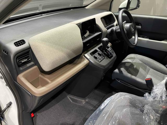 フリード ｅ：ＨＥＶエアー　クリアランスソナー　オートクルーズコントロール　衝突被害軽減システム　両側電動スライドドア　オートライト　ＬＥＤヘッドランプ　スマートキー　電動格納ミラー　３列シート　ウォークスルー（26枚目）