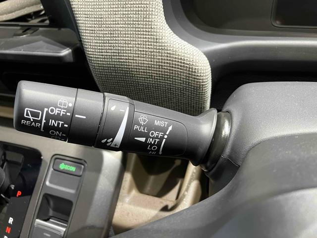 フリード ｅ：ＨＥＶエアー　クリアランスソナー　オートクルーズコントロール　衝突被害軽減システム　両側電動スライドドア　オートライト　ＬＥＤヘッドランプ　スマートキー　電動格納ミラー　３列シート　ウォークスルー（38枚目）