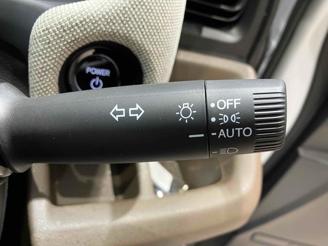 フリード ｅ：ＨＥＶエアー　クリアランスソナー　オートクルーズコントロール　衝突被害軽減システム　両側電動スライドドア　オートライト　ＬＥＤヘッドランプ　スマートキー　電動格納ミラー　３列シート　ウォークスルー（39枚目）