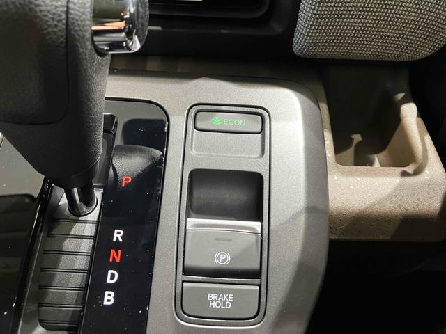 フリード ｅ：ＨＥＶエアー　クリアランスソナー　オートクルーズコントロール　衝突被害軽減システム　両側電動スライドドア　オートライト　ＬＥＤヘッドランプ　スマートキー　電動格納ミラー　３列シート　ウォークスルー（45枚目）