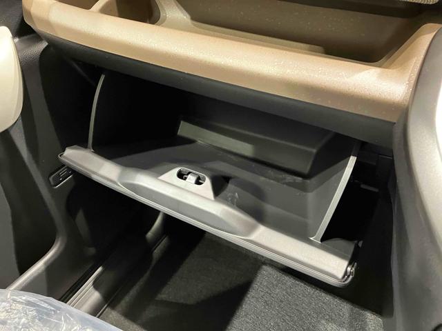 フリード ｅ：ＨＥＶエアー　クリアランスソナー　オートクルーズコントロール　衝突被害軽減システム　両側電動スライドドア　オートライト　ＬＥＤヘッドランプ　スマートキー　電動格納ミラー　３列シート　ウォークスルー（48枚目）