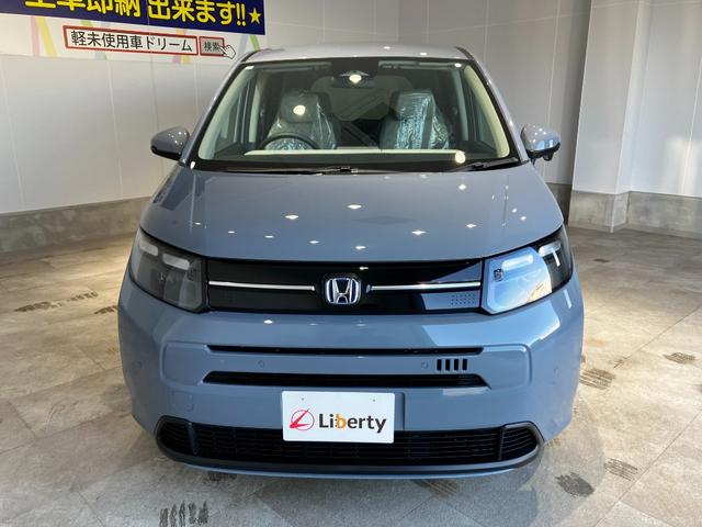 フリード ｅ：ＨＥＶエアー　届出済未使用車　クリアランスソナー　オートクルーズコントロール　レーンアシスト　衝突被害軽減システム　両側電動スライドドア　オートライト　ＬＥＤヘッドランプ　スマートキー　アイドリングストップ（7枚目）