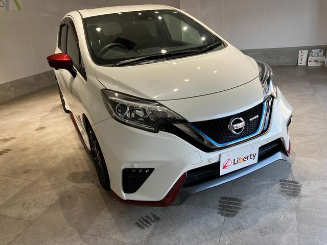 ノート ｅ－パワーニスモ　全周囲カメラ　ナビ　クリアランスソナー　レーンアシスト　衝突被害軽減システム　アルミホイール　オートライト　スマートキー　電動格納ミラー　ＣＶＴ　盗難防止システム　衝突安全ボディ　ＡＢＳ　ＥＳＣ（9枚目）