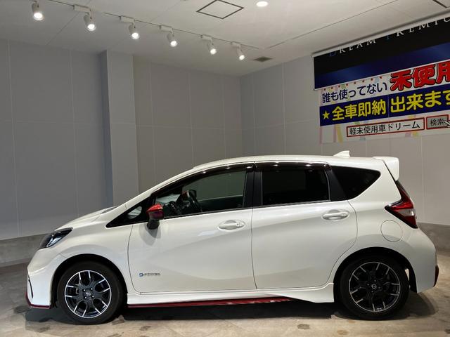 ノート ｅ－パワーニスモ　全周囲カメラ　ナビ　クリアランスソナー　レーンアシスト　衝突被害軽減システム　アルミホイール　オートライト　スマートキー　電動格納ミラー　ＣＶＴ　盗難防止システム　衝突安全ボディ　ＡＢＳ　ＥＳＣ（11枚目）