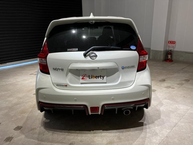 ノート ｅ－パワーニスモ　全周囲カメラ　ナビ　クリアランスソナー　レーンアシスト　衝突被害軽減システム　アルミホイール　オートライト　スマートキー　電動格納ミラー　ＣＶＴ　盗難防止システム　衝突安全ボディ　ＡＢＳ　ＥＳＣ（13枚目）