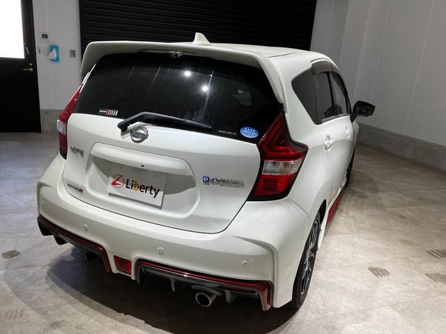 ノート ｅ－パワーニスモ　全周囲カメラ　ナビ　クリアランスソナー　レーンアシスト　衝突被害軽減システム　アルミホイール　オートライト　スマートキー　電動格納ミラー　ＣＶＴ　盗難防止システム　衝突安全ボディ　ＡＢＳ　ＥＳＣ（14枚目）