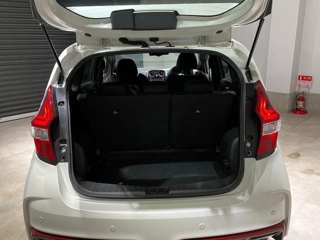 ノート ｅ－パワーニスモ　全周囲カメラ　ナビ　クリアランスソナー　レーンアシスト　衝突被害軽減システム　アルミホイール　オートライト　スマートキー　電動格納ミラー　ＣＶＴ　盗難防止システム　衝突安全ボディ　ＡＢＳ　ＥＳＣ（15枚目）