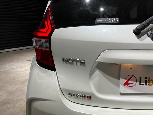 ノート ｅ－パワーニスモ　全周囲カメラ　ナビ　クリアランスソナー　レーンアシスト　衝突被害軽減システム　アルミホイール　オートライト　スマートキー　電動格納ミラー　ＣＶＴ　盗難防止システム　衝突安全ボディ　ＡＢＳ　ＥＳＣ（21枚目）