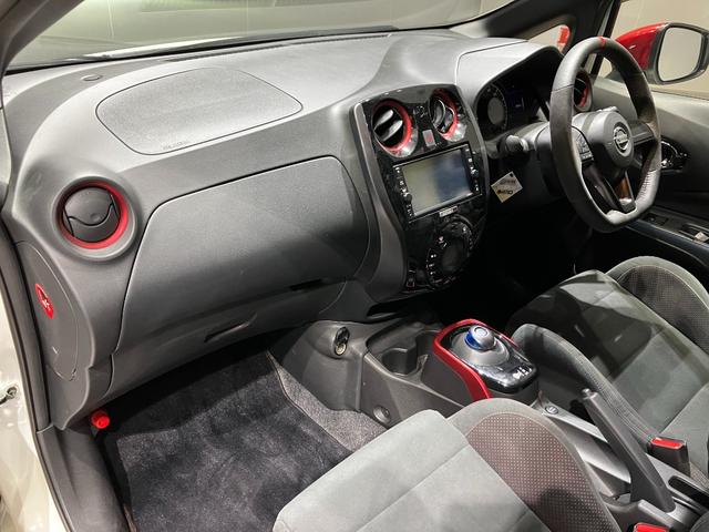 ノート ｅ－パワーニスモ　全周囲カメラ　ナビ　クリアランスソナー　レーンアシスト　衝突被害軽減システム　アルミホイール　オートライト　スマートキー　電動格納ミラー　ＣＶＴ　盗難防止システム　衝突安全ボディ　ＡＢＳ　ＥＳＣ（27枚目）