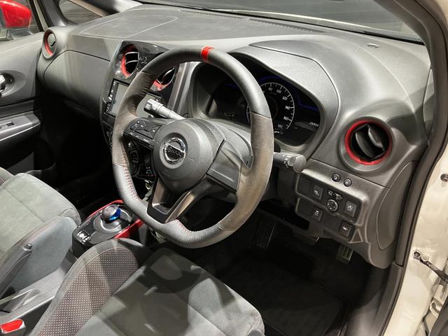 ノート ｅ－パワーニスモ　全周囲カメラ　ナビ　クリアランスソナー　レーンアシスト　衝突被害軽減システム　アルミホイール　オートライト　スマートキー　電動格納ミラー　ＣＶＴ　盗難防止システム　衝突安全ボディ　ＡＢＳ　ＥＳＣ（28枚目）