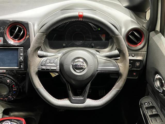 ノート ｅ－パワーニスモ　全周囲カメラ　ナビ　クリアランスソナー　レーンアシスト　衝突被害軽減システム　アルミホイール　オートライト　スマートキー　電動格納ミラー　ＣＶＴ　盗難防止システム　衝突安全ボディ　ＡＢＳ　ＥＳＣ（36枚目）