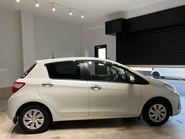 ヴィッツ Ｆ　セーフティーエディション　ナビ　ＥＴＣ　バックカメラ　衝突被害軽減システム　スマートキー　アイドリングストップ　電動格納ミラー　ＣＶＴ　盗難防止システム　衝突安全ボディ　ＡＢＳ　ＥＳＣ　エアコン（11枚目）