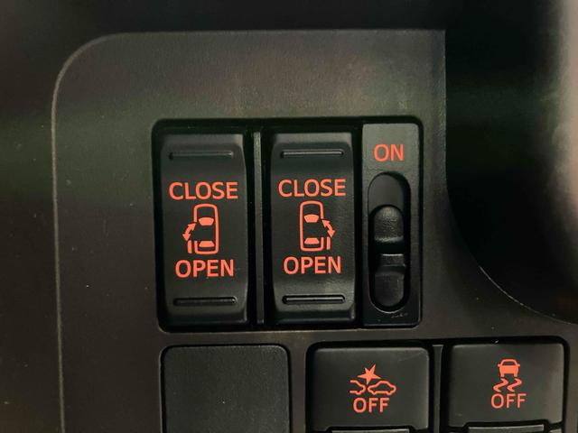 両側電動スライドドア装備！運転席よりボタン一つで開閉可能でございます。