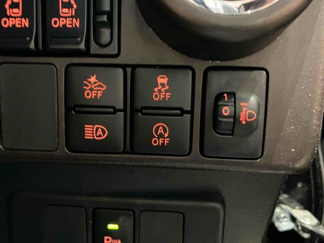 『アイドリングストップ』クルマが停車すると自動的にエンジンを停止し、無駄な燃料消費や排出ガスを抑えます。素早くエンジンを再始動させるなど、ドライバーの感覚とズレのない自然な制御を目指しています。