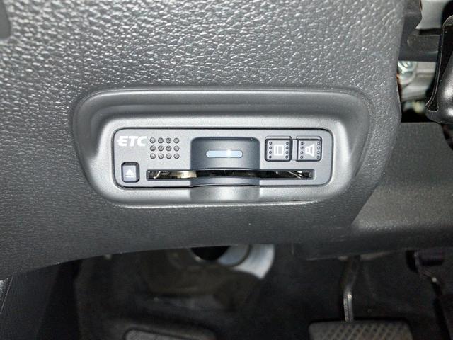 ヴェゼル ハイブリッドZ・ホンダセンシング 衝突軽減B 純正ナビ Bカメラ ビルドインETC アダプティブクルーズコントロール LEDヘッドライト フォグライト スマートキー プッシュスタート 革巻きハンドル 前席シートヒーター 電子パーキング(11枚目)