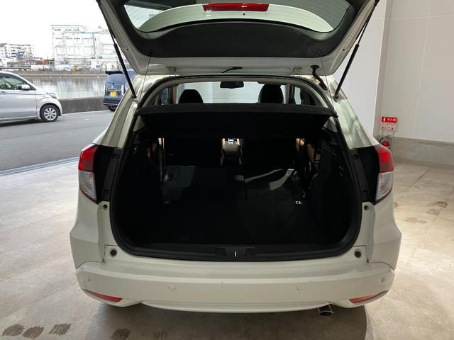 ヴェゼル ハイブリッドZ・ホンダセンシング 衝突軽減B 純正ナビ Bカメラ ビルドインETC アダプティブクルーズコントロール LEDヘッドライト フォグライト スマートキー プッシュスタート 革巻きハンドル 前席シートヒーター 電子パーキング(28枚目)