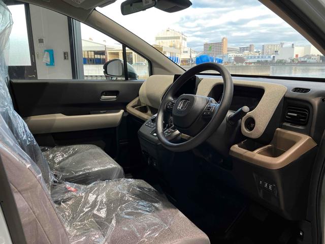 フリード エアー　登録済未使用車　禁煙車　クリアランスソナー　クルーズコントロール　レーンアシスト　衝突被害軽減システム　両側電動スライドドア　オートライト　ＬＥＤヘッドランプ　スマートキー　電動格納ミラー（27枚目）