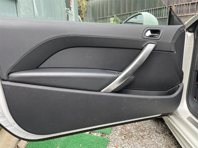 クーペスタイルの重みがあるドア