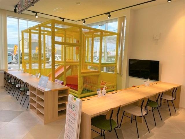 大きなキッズスペースも完備！小さなお子様連れでも、ゆっくりとお車探しをお楽しみいただけます。