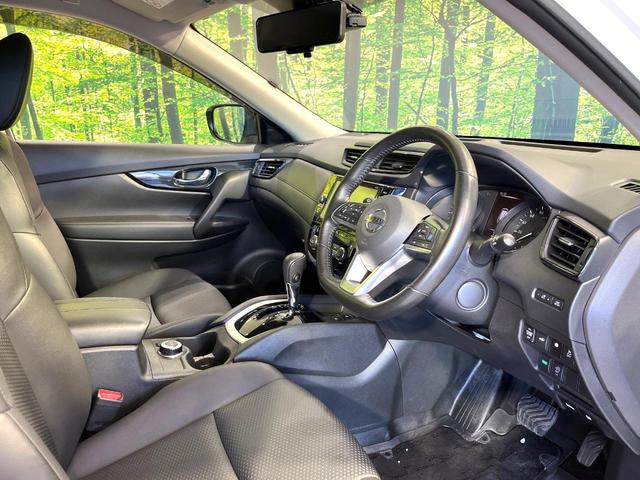 エクストレイル ２０Ｘ　純正８型ナビ　全周囲カメラ　プロパイロット　デジタルインナーミラー　４ＷＤ　カプロンシート　パワーバックドア　純正革巻ステアリング　禁煙　オートブレーキホールド　スマートキー　ステアリングスイッチ（45枚目）
