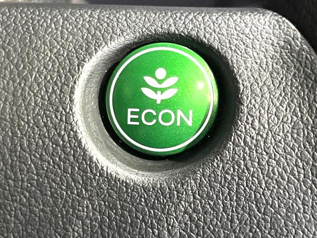 【アイドリングストップ】赤信号や渋滞で停車した際にエンジンを停止し、無駄な燃料の消費を抑えます。燃費向上や環境保護につなげる機能♪エンジンはブレーキを離せば再始動します。