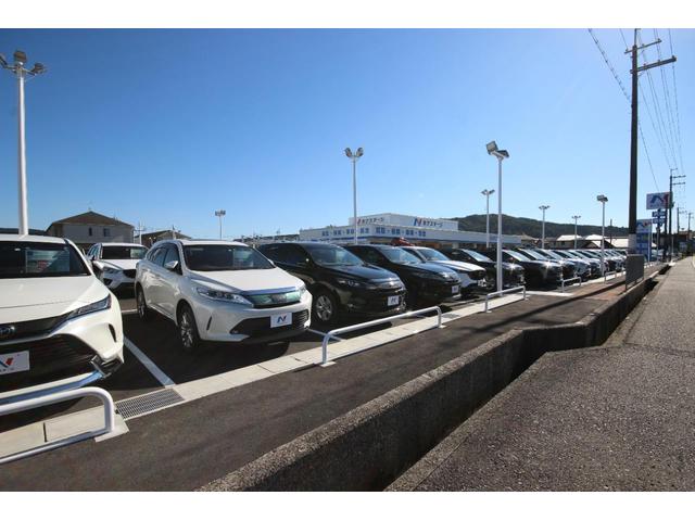 ズラッと並んだ展示車と大きな「N」の看板が目印です!