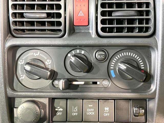 キャリイトラック KCエアコン・パワステ農繁仕様 4WD セーフティサポート エアコン パワステ デフロック プロテクター付3方開荷台 リアゲートチェーン バックブザー スピーカー一体型AM/FMラジオ 手動ウインドウ(8枚目)