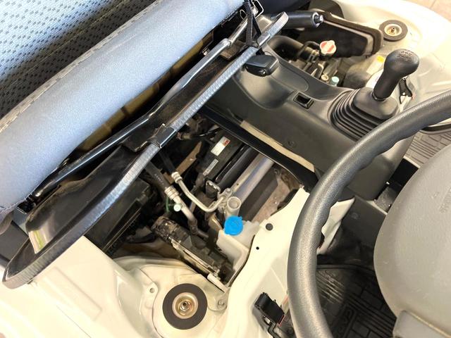 キャリイトラック KCエアコン・パワステ農繁仕様 4WD セーフティサポート エアコン パワステ デフロック プロテクター付3方開荷台 リアゲートチェーン バックブザー スピーカー一体型AM/FMラジオ 手動ウインドウ(18枚目)