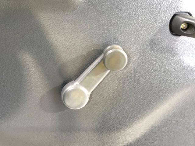 キャリイトラック KCエアコン・パワステ農繁仕様 4WD セーフティサポート エアコン パワステ デフロック プロテクター付3方開荷台 リアゲートチェーン バックブザー スピーカー一体型AM/FMラジオ 手動ウインドウ(24枚目)