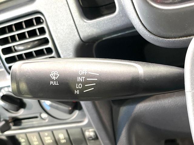 キャリイトラック KCエアコン・パワステ農繁仕様 4WD セーフティサポート エアコン パワステ デフロック プロテクター付3方開荷台 リアゲートチェーン バックブザー スピーカー一体型AM/FMラジオ 手動ウインドウ(25枚目)