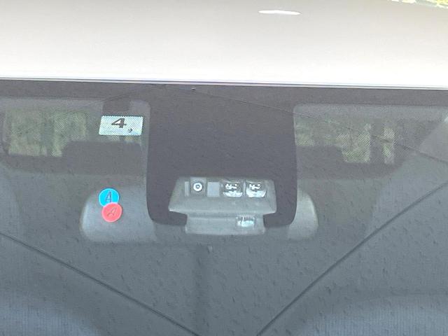 【トヨタセーフティセンス】走行中に前方の車両等を認識し、衝突しそうな時は警報とブレーキで衝突回避と被害軽減をアシスト。より安全にドライブをお楽しみいただけます。