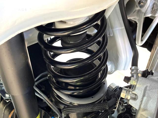 ジムニー ＸＣ　届出済未使用車　スズキセーフティサポート　クルコン　シートヒーター　クリアランスソナー　オートマチックハイビーム　オートエアコン　ＬＥＤヘッドライト　純正１６インチＡＷ　スマートキー　革巻ステアリング（20枚目）