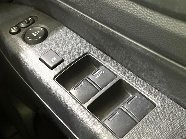 Ｎ－ＷＧＮカスタム Ｇ　メモリーナビ　Ｂｌｕｅｔｏｏｔｈ　フルセグ　ＨＩＤヘッドライト　スマートキー　オートエアコン　オートライト　アイドリングストップ　アームレスト　電動格納ミラー　プライバシーガラス　禁煙車　ドアバイザー（7枚目）