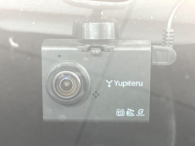 【ドライブレコーダー】安心・安全なカーライフに必須のドライブレコーダーを装備！走行中はもちろん、あおり運転や事故に遭遇した際の状況も映像で記録し、万一のリスクに備えます。