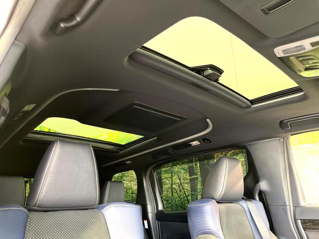 【サンルーフ】開放感たっぷりの希少装備、サンルーフが装着されています！車内に明かりを取り入れたり景色を楽しむ以外にも、車内の空気も簡単に換気できて快適です！