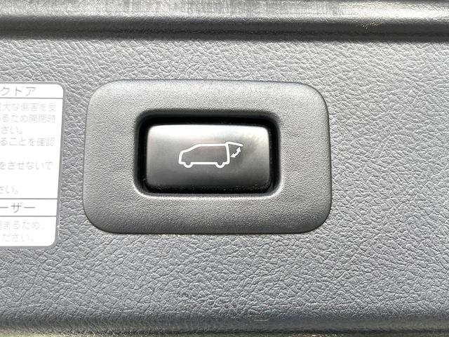 【パワーバックドア】スマートキーや運転席のボタンを押すだけでリアゲートが自動で開閉します！荷物を持っている時や、高い位置にあるバックドアを閉める際に便利な機能です♪