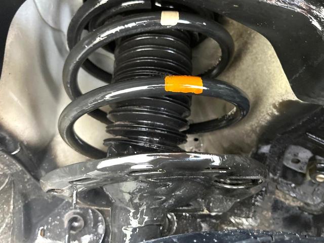 お車を安心してお乗りいただく為には、足回りの定期点検が欠かせません。サービスサポート（有償保証）では無料点検もご提供しており、安心のカーライフをお過ごしいただけるサポート体制が整っています。