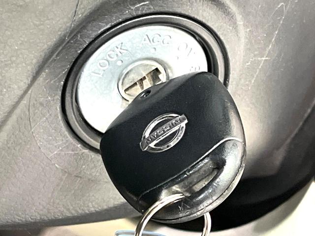 デイズ Ｊ　純正ナビ　エアコン　キーレス　アームレスト　電動格納ミラー　ファインビジョンメーター　禁煙　ＡＢＳ　アイボリースエード調クロスシート　ベンチシート　ワンセグＴＶ　パワーウインドウ（5枚目）