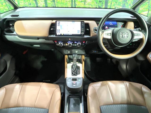 フィット ｅ：ＨＥＶリュクス　純正９型ナビ　バックカメラ　アダプティブクルーズコントロール　シートヒーター　コーナーセンサー　ハーフレザーシート　禁煙　革巻ステアリング　ＬＥＤヘッドライト　Ｂｌｕｅｔｏｏｔｈ　置くだけ充電（2枚目）