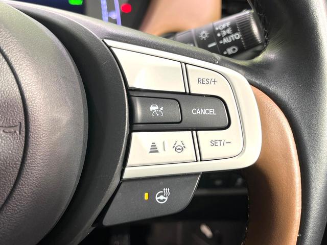 フィット ｅ：ＨＥＶリュクス　純正９型ナビ　バックカメラ　アダプティブクルーズコントロール　シートヒーター　コーナーセンサー　ハーフレザーシート　禁煙　革巻ステアリング　ＬＥＤヘッドライト　Ｂｌｕｅｔｏｏｔｈ　置くだけ充電（5枚目）