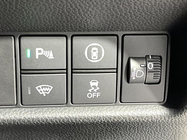 フィット ｅ：ＨＥＶリュクス　純正９型ナビ　バックカメラ　アダプティブクルーズコントロール　シートヒーター　コーナーセンサー　ハーフレザーシート　禁煙　革巻ステアリング　ＬＥＤヘッドライト　Ｂｌｕｅｔｏｏｔｈ　置くだけ充電（7枚目）