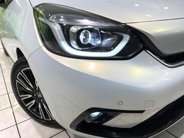 フィット ｅ：ＨＥＶリュクス　純正９型ナビ　バックカメラ　アダプティブクルーズコントロール　シートヒーター　コーナーセンサー　ハーフレザーシート　禁煙　革巻ステアリング　ＬＥＤヘッドライト　Ｂｌｕｅｔｏｏｔｈ　置くだけ充電（12枚目）