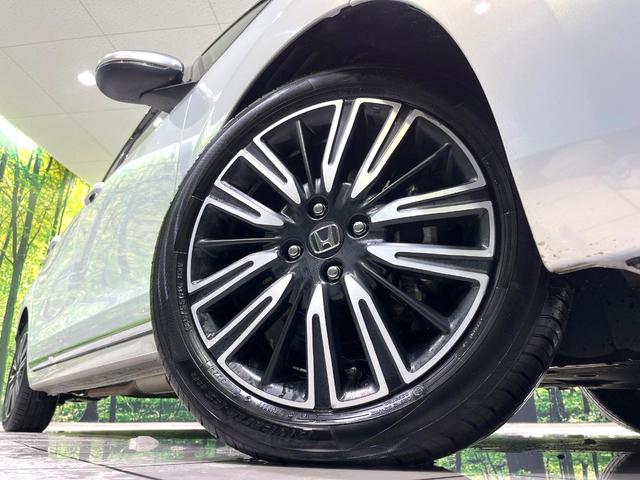 フィット ｅ：ＨＥＶリュクス　純正９型ナビ　バックカメラ　アダプティブクルーズコントロール　シートヒーター　コーナーセンサー　ハーフレザーシート　禁煙　革巻ステアリング　ＬＥＤヘッドライト　Ｂｌｕｅｔｏｏｔｈ　置くだけ充電（13枚目）