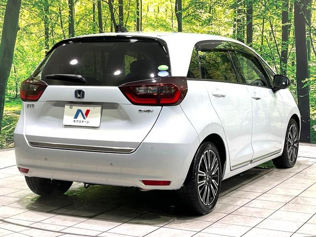 フィット ｅ：ＨＥＶリュクス　純正９型ナビ　バックカメラ　アダプティブクルーズコントロール　シートヒーター　コーナーセンサー　ハーフレザーシート　禁煙　革巻ステアリング　ＬＥＤヘッドライト　Ｂｌｕｅｔｏｏｔｈ　置くだけ充電（17枚目）