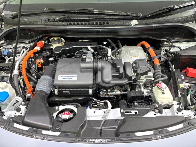 フィット ｅ：ＨＥＶリュクス　純正９型ナビ　バックカメラ　アダプティブクルーズコントロール　シートヒーター　コーナーセンサー　ハーフレザーシート　禁煙　革巻ステアリング　ＬＥＤヘッドライト　Ｂｌｕｅｔｏｏｔｈ　置くだけ充電（18枚目）