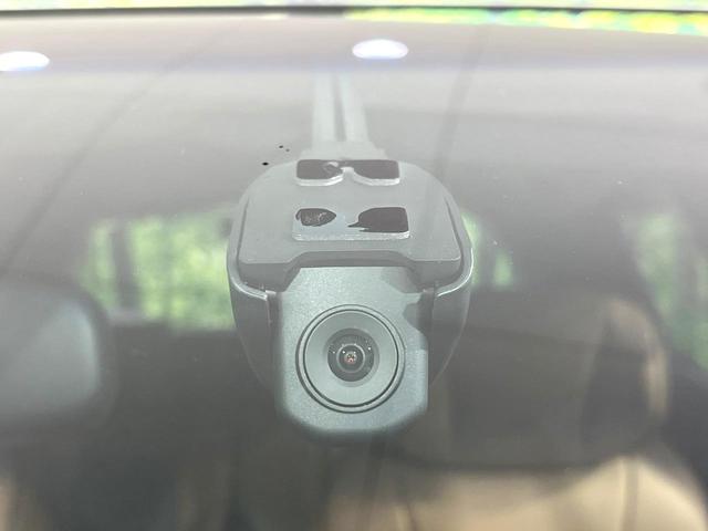 フィット ｅ：ＨＥＶリュクス　純正９型ナビ　バックカメラ　アダプティブクルーズコントロール　シートヒーター　コーナーセンサー　ハーフレザーシート　禁煙　革巻ステアリング　ＬＥＤヘッドライト　Ｂｌｕｅｔｏｏｔｈ　置くだけ充電（27枚目）