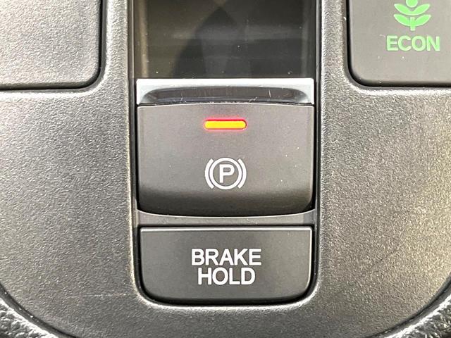 フィット ｅ：ＨＥＶリュクス　純正９型ナビ　バックカメラ　アダプティブクルーズコントロール　シートヒーター　コーナーセンサー　ハーフレザーシート　禁煙　革巻ステアリング　ＬＥＤヘッドライト　Ｂｌｕｅｔｏｏｔｈ　置くだけ充電（32枚目）