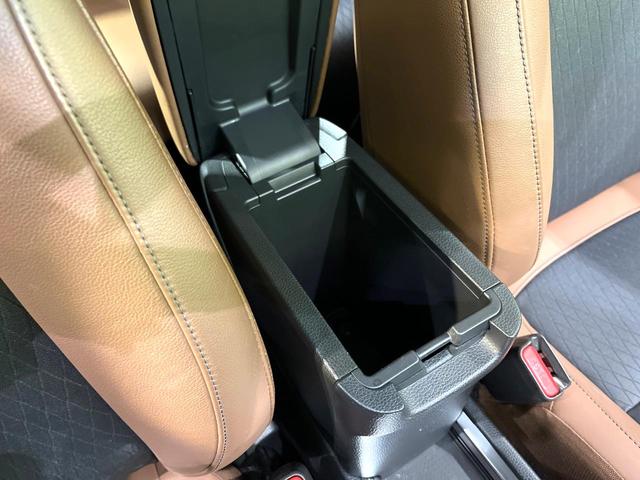 フィット ｅ：ＨＥＶリュクス　純正９型ナビ　バックカメラ　アダプティブクルーズコントロール　シートヒーター　コーナーセンサー　ハーフレザーシート　禁煙　革巻ステアリング　ＬＥＤヘッドライト　Ｂｌｕｅｔｏｏｔｈ　置くだけ充電（42枚目）