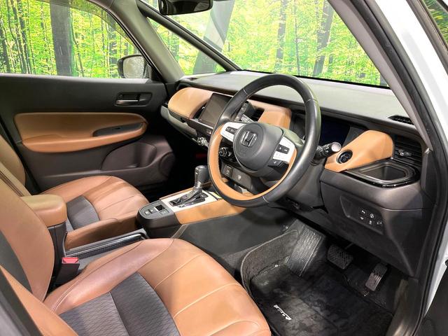 フィット ｅ：ＨＥＶリュクス　純正９型ナビ　バックカメラ　アダプティブクルーズコントロール　シートヒーター　コーナーセンサー　ハーフレザーシート　禁煙　革巻ステアリング　ＬＥＤヘッドライト　Ｂｌｕｅｔｏｏｔｈ　置くだけ充電（48枚目）